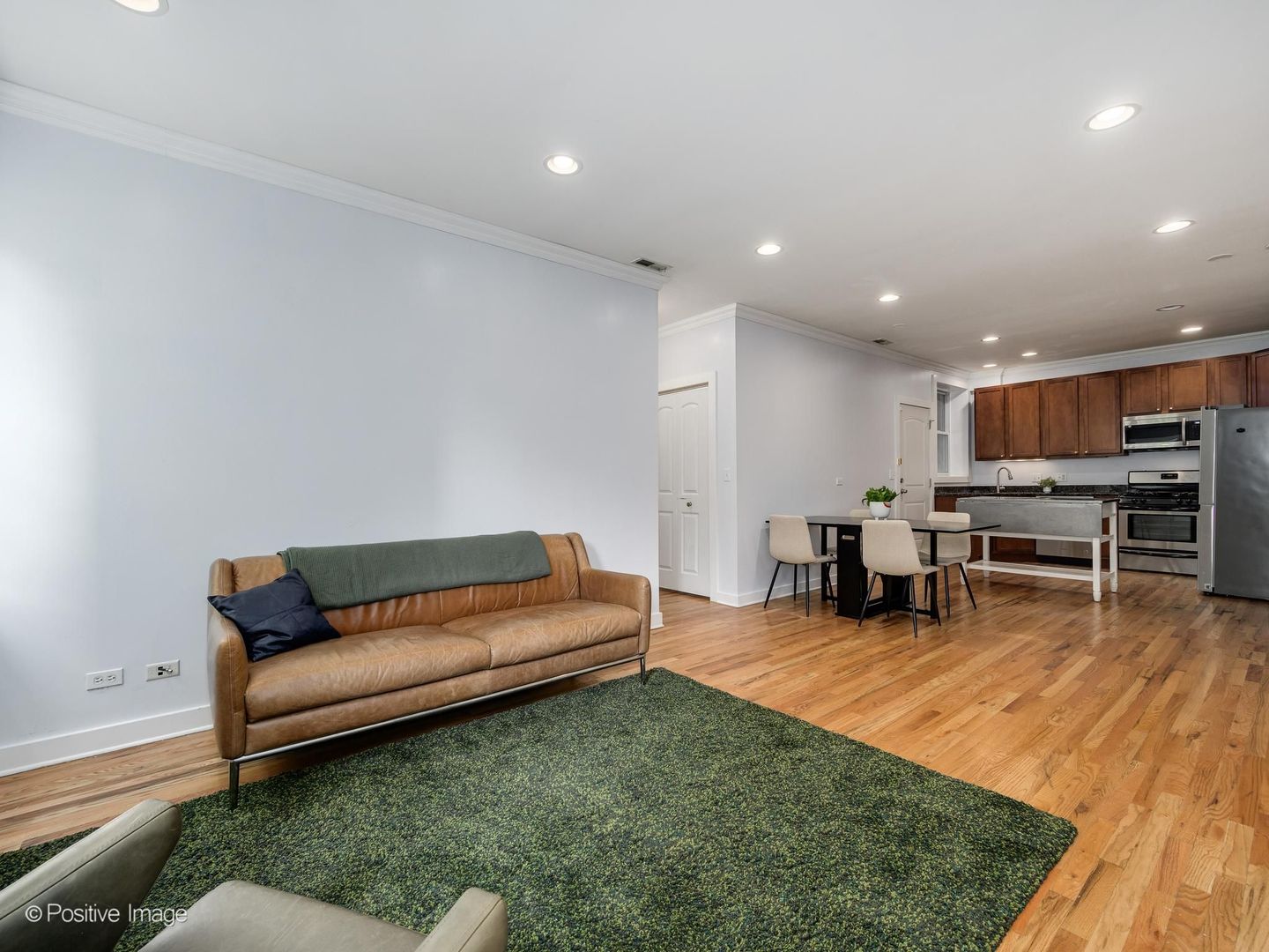 1430 N Maplewood Avenue 201