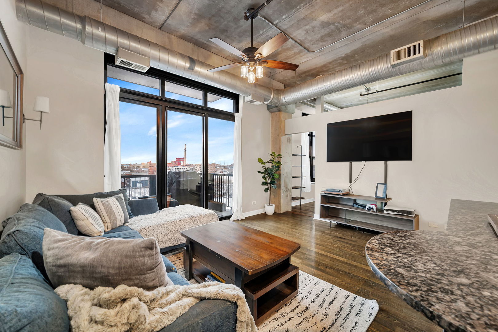 811 W 15th Place 610