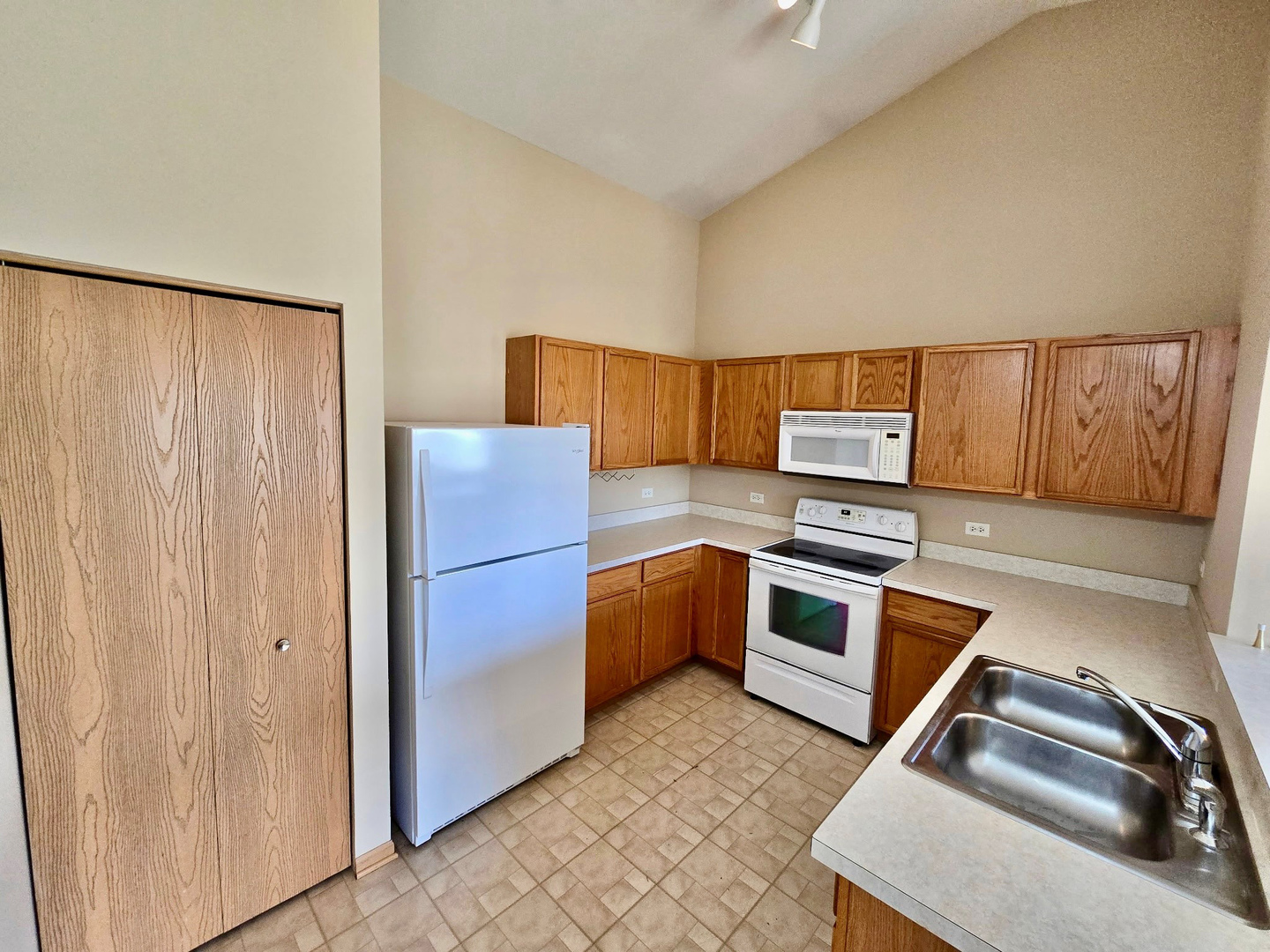 1531 SILVERSTONE Drive 1531