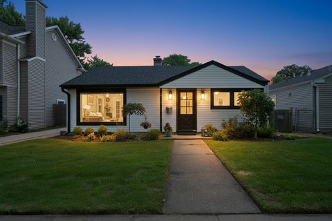Tiny photo for 905 N Douglas Avenue, Arlington Heights, IL 60004 (MLS # 12702722)