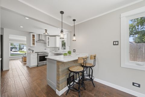 Tiny photo for 905 N Douglas Avenue, Arlington Heights, IL 60004 (MLS # 12702722)