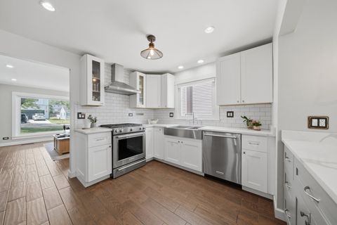 Tiny photo for 905 N Douglas Avenue, Arlington Heights, IL 60004 (MLS # 12702722)