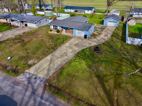 Tiny photo for 274 Oaktree Ave Avenue, Salem, IL 62881 (MLS # EB460705)