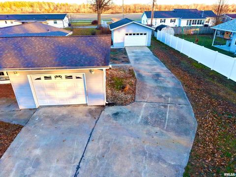 Tiny photo for 274 OAKTREE Avenue, Salem, IL 62881 (MLS # EB460705)