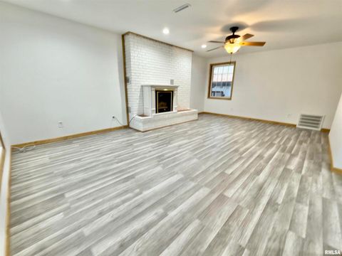 Tiny photo for 274 OAKTREE Avenue, Salem, IL 62881 (MLS # EB460705)