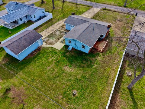 Tiny photo for 274 Oaktree Ave Avenue, Salem, IL 62881 (MLS # EB460705)