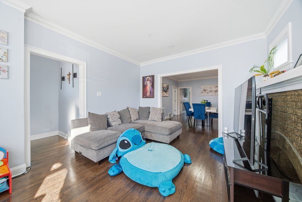 6047 S Richmond Street