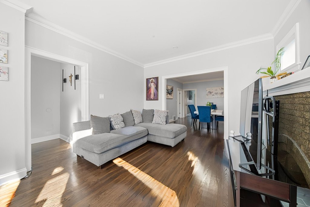 6047 S Richmond Street