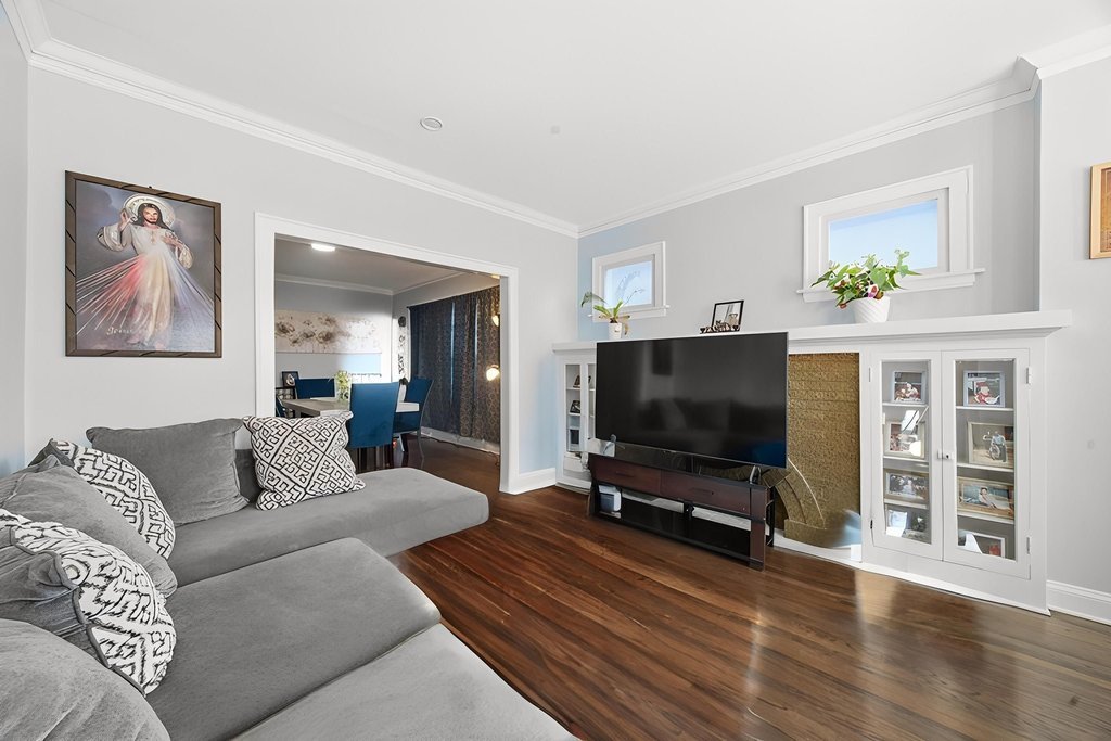 6047 S Richmond Street