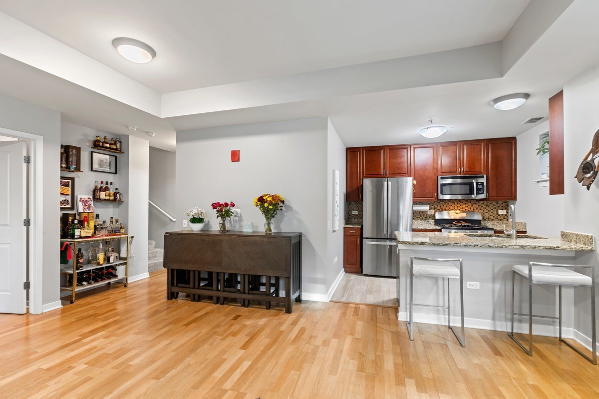 1159 N Hudson Avenue 6