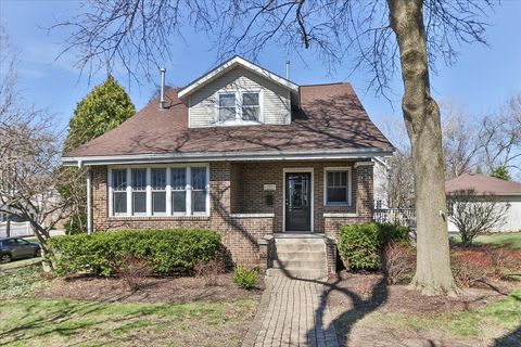 Photo of 354 Hawthorne Boulevard, Glen Ellyn, IL 60137 (MLS # 12570817)