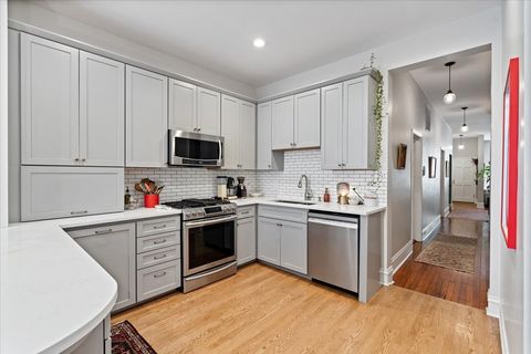 Tiny photo for 4004 N Clarendon Avenue #1, Chicago, IL 60613 (MLS # 12506526)