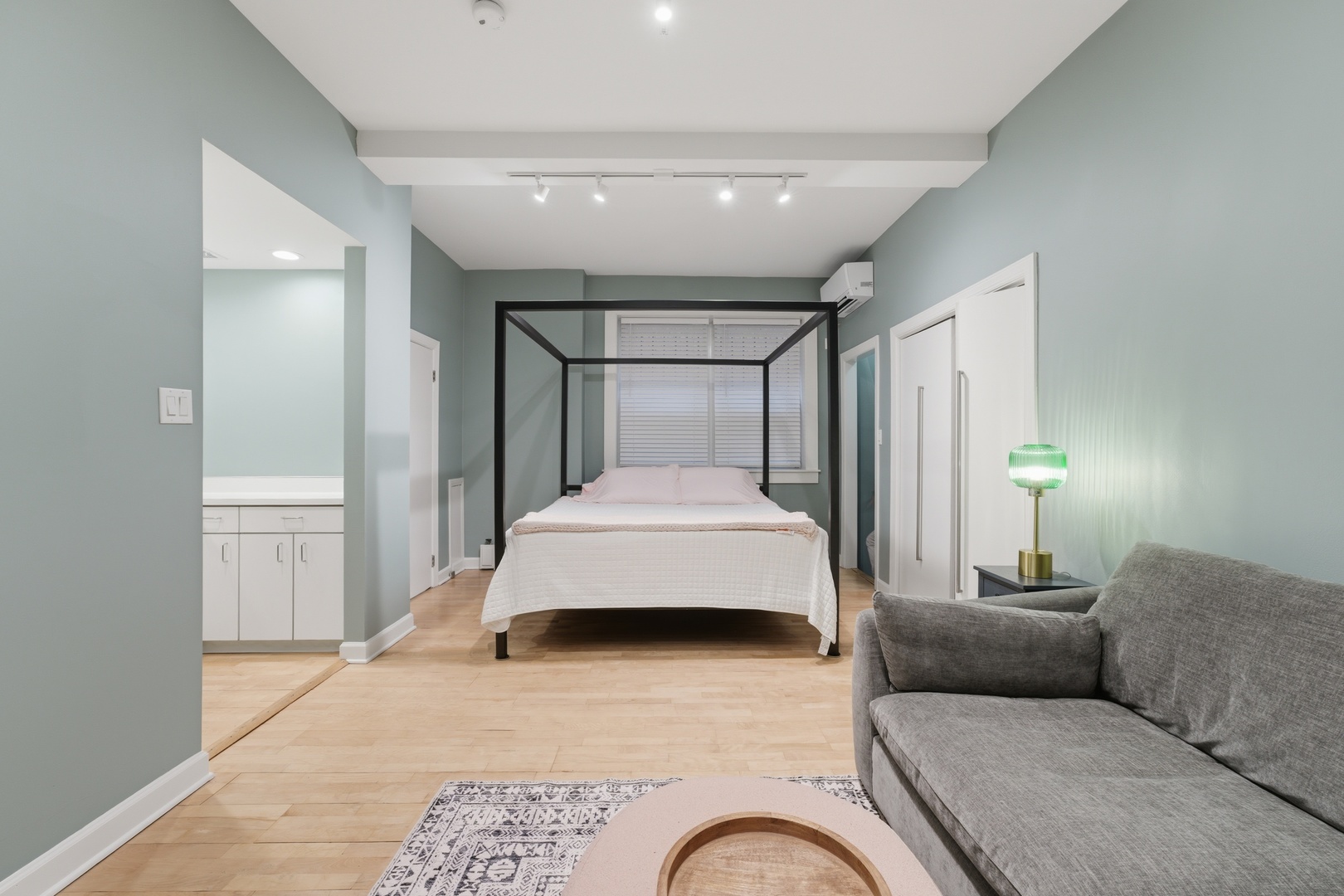 431 W Oakdale Avenue 1C