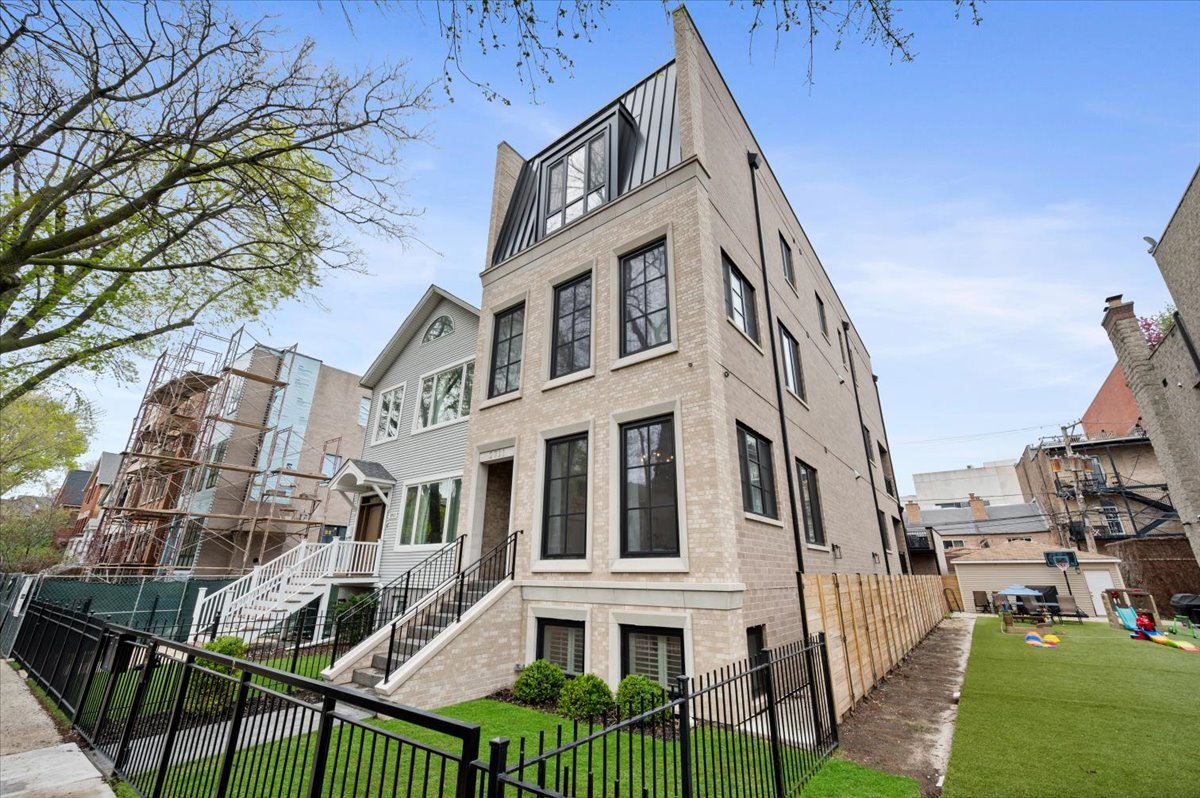 2711 N Dayton Street 1