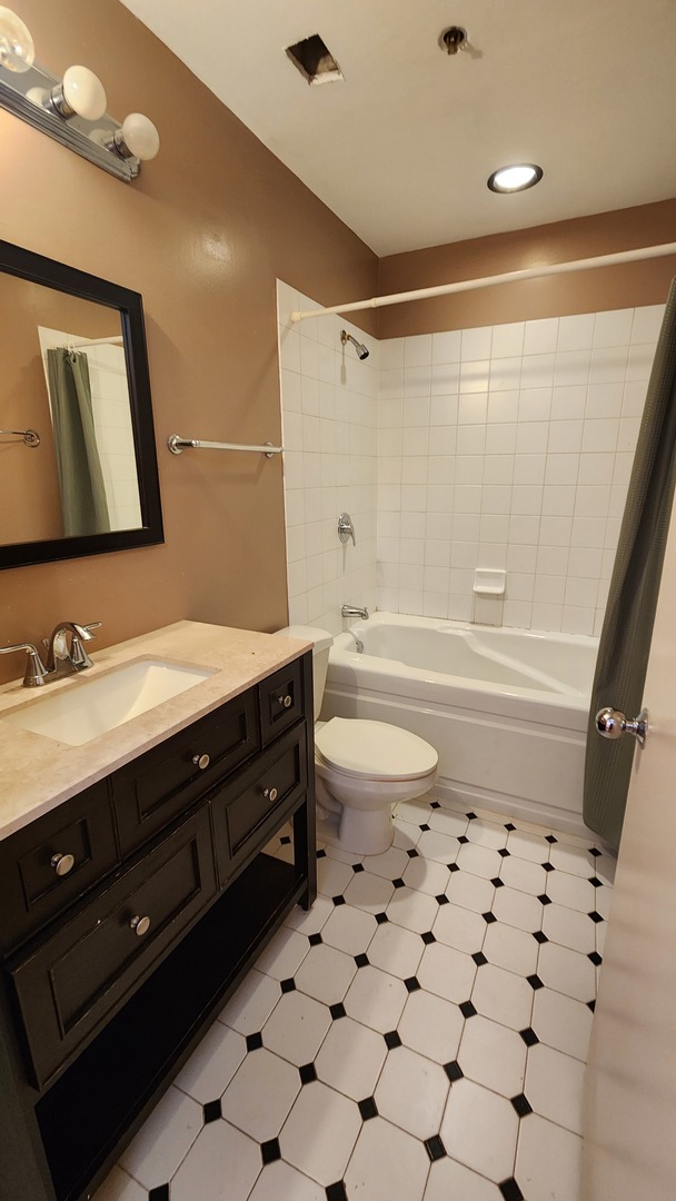 333 W Hubbard Street 323