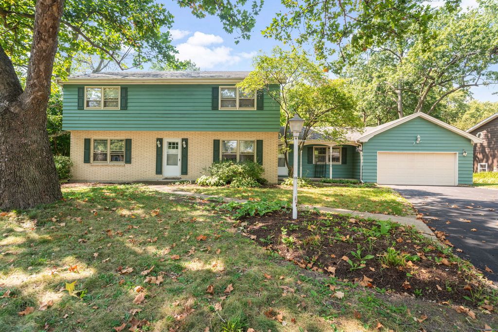Photo for 133 Mayflower Drive, Batavia, IL 60510 (MLS # 12501954)