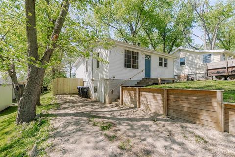 Tiny photo for 1213 Barker Street, Bloomington, IL 61701 (MLS # 12608285)