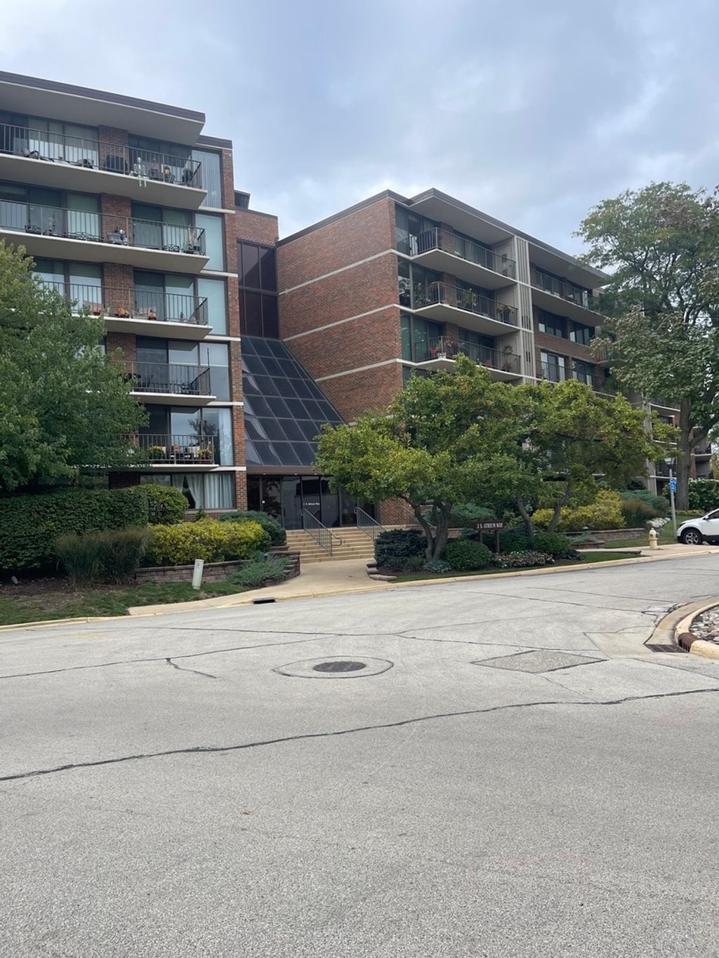 Photo for 2 S Atrium Way #203, Elmhurst, IL 60126 (MLS # 12499259)