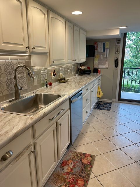 Tiny photo for 2 S Atrium Way #203, Elmhurst, IL 60126 (MLS # 12499259)