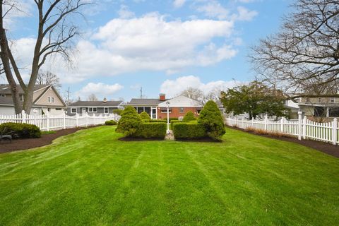 Tiny photo for 754 N Kenilworth Avenue, Glen Ellyn, IL 60137 (MLS # 12612678)