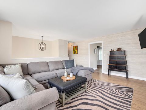 Tiny photo for 266 Marilyn Avenue, Glendale Heights, IL 60139 (MLS # 12590614)