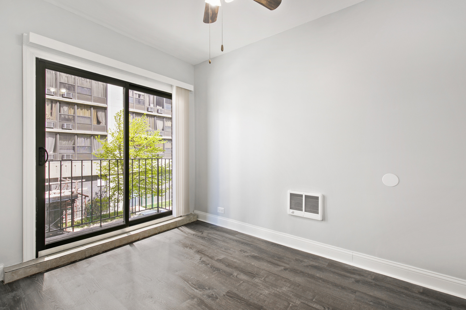 4520 N CLARENDON Avenue 206