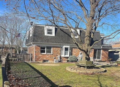 Tiny photo for 533 N Beck Road, Lindenhurst, IL 60046 (MLS # 12554120)