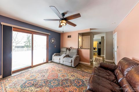 Tiny photo for 533 N Beck Road, Lindenhurst, IL 60046 (MLS # 12554120)