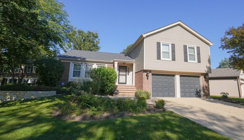 Photo for 2671 Longview Drive, Lisle, IL 60532 (MLS # 12489279)