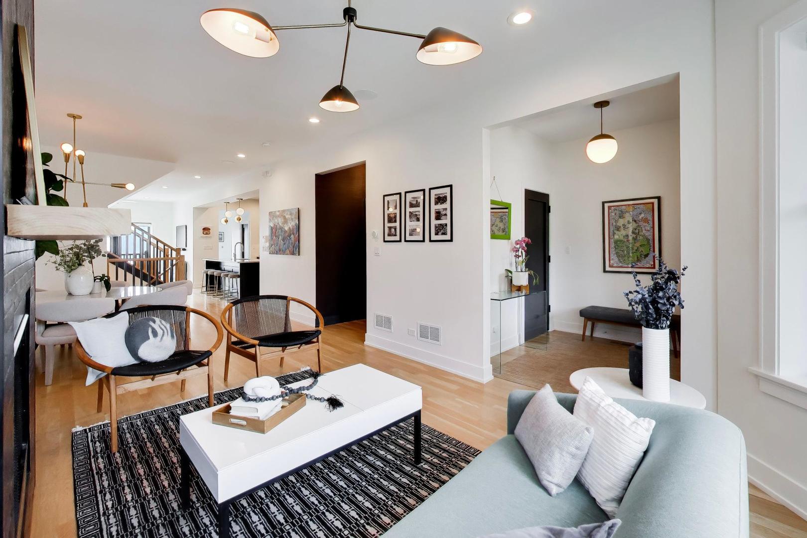 2712 N Francisco Avenue