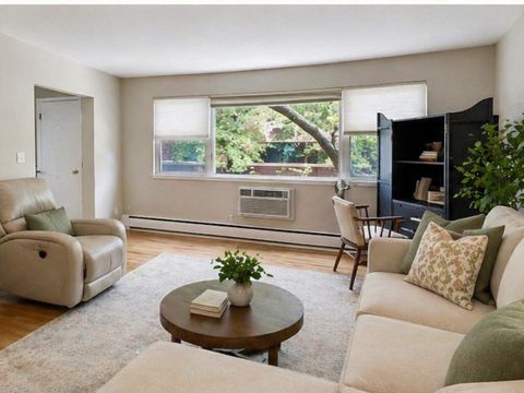 Tiny photo for 6828 N Greenview Avenue #2S, Chicago, IL 60626 (MLS # 12634641)