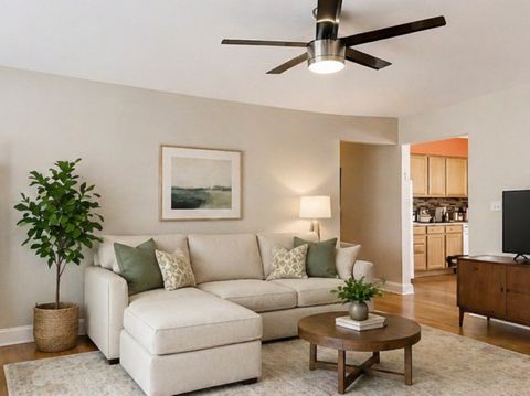 Tiny photo for 6828 N Greenview Avenue #2S, Chicago, IL 60626 (MLS # 12634641)
