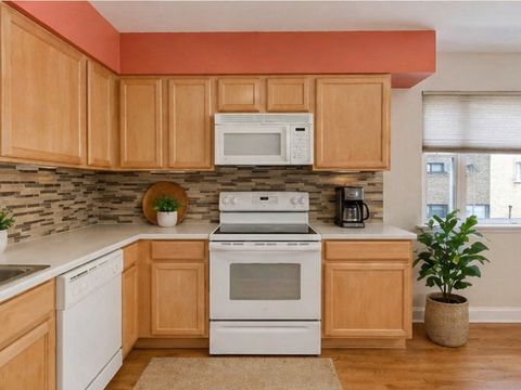 Tiny photo for 6828 N Greenview Avenue #2S, Chicago, IL 60626 (MLS # 12634641)