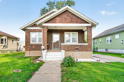 Photo of 823 Pershing Boulevard, Clinton, IA 52732 (MLS # 12746551)