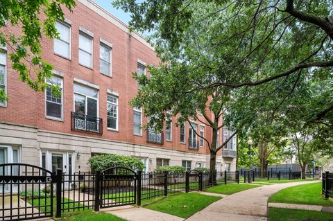 813 W University Lane Chicago IL 60608