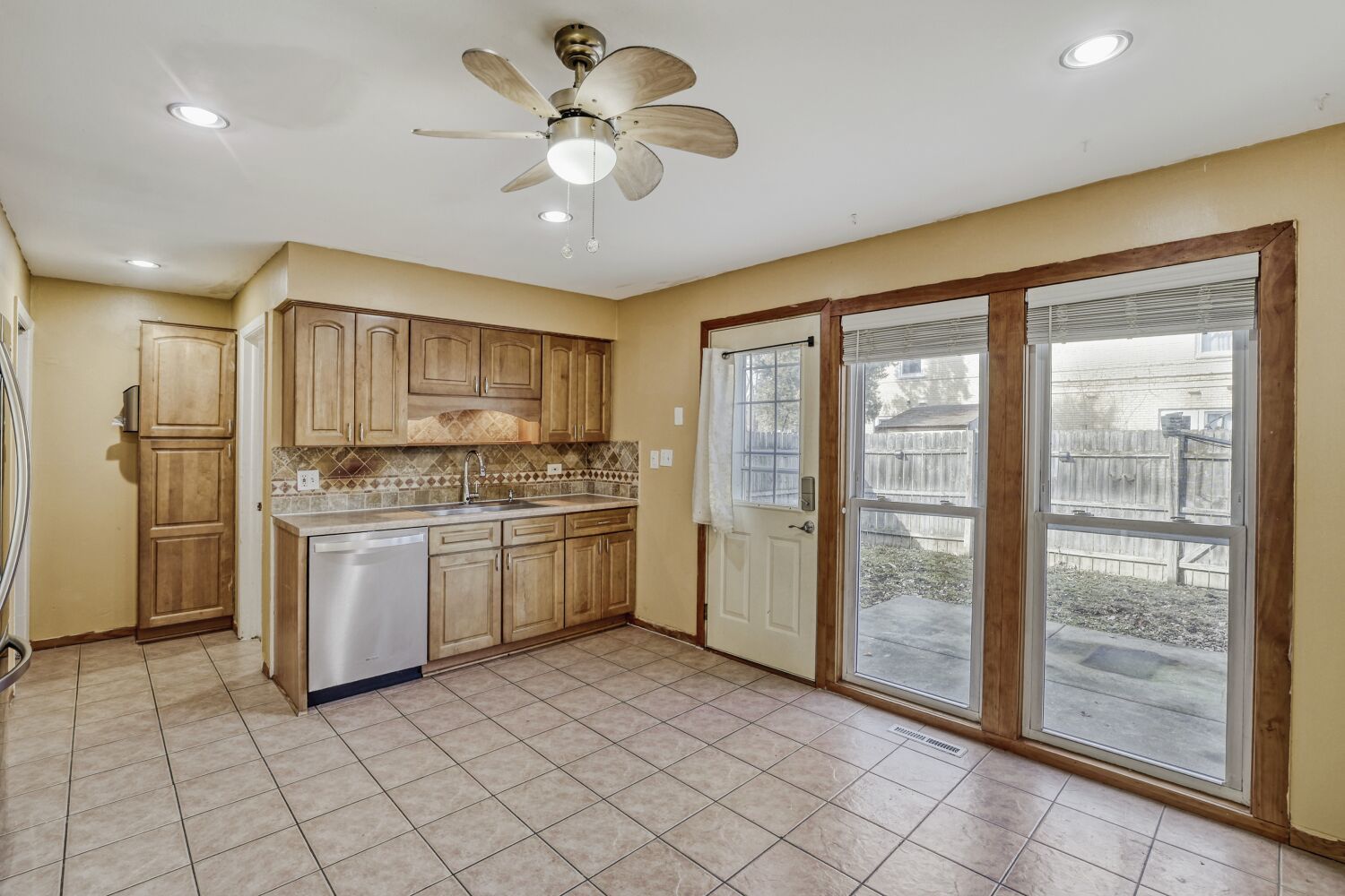 822 Colonial Drive B