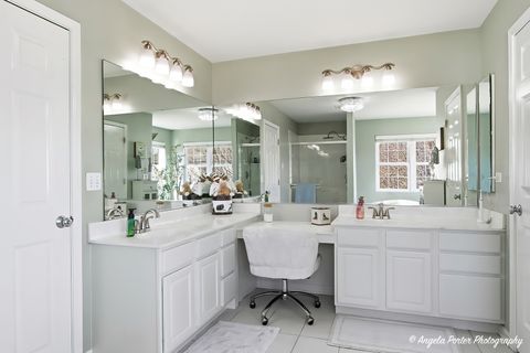 Tiny photo for 9 Laurel Valley Court, Lake In The Hills, IL 60156 (MLS # 12574600)