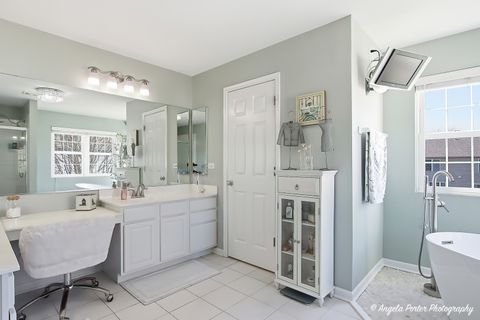 Tiny photo for 9 Laurel Valley Court, Lake In The Hills, IL 60156 (MLS # 12574600)