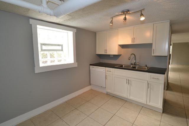 2043 N Avers Avenue G