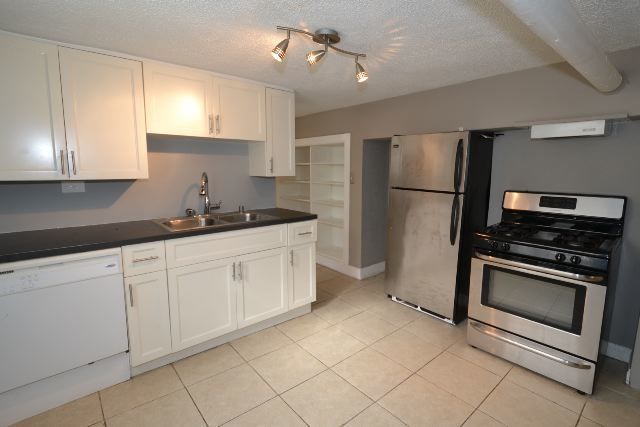 2043 N Avers Avenue G