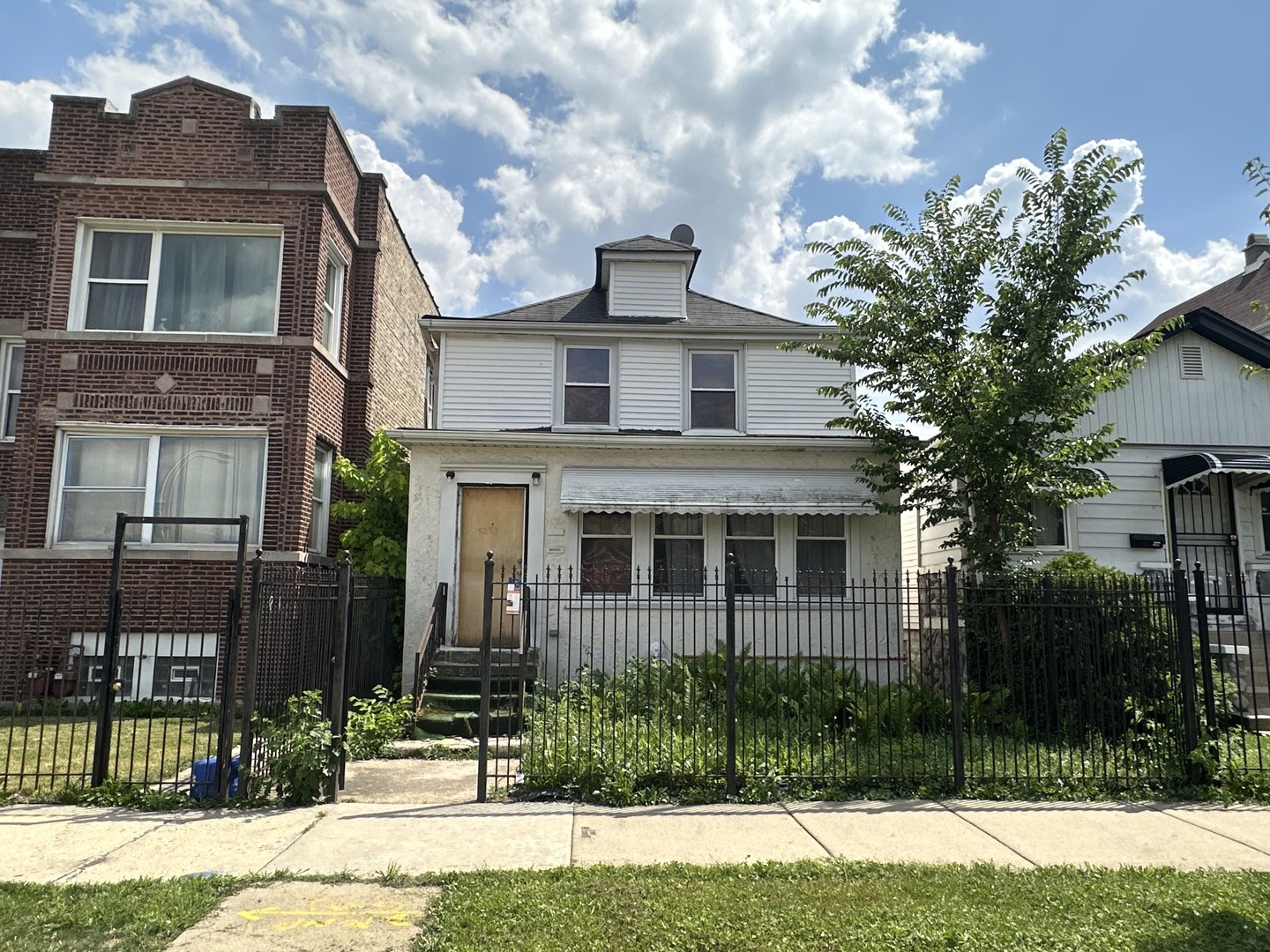5257 W Gladys Avenue