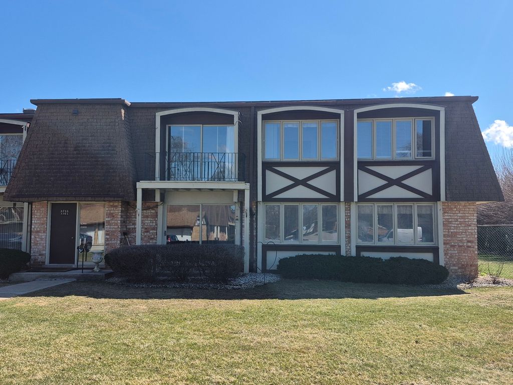 Photo for 5715 Park Place #J2, Crestwood, IL 60418 (MLS # 12486905)