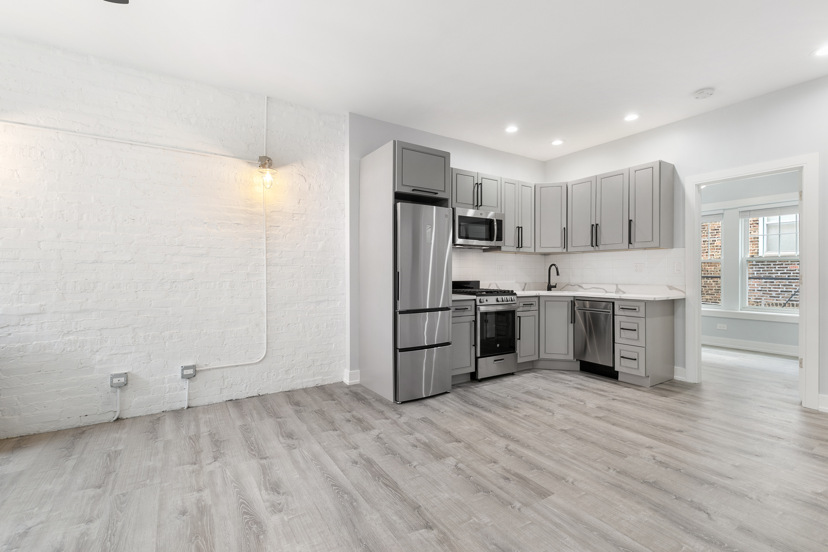 1059 W Glenlake Avenue 2N