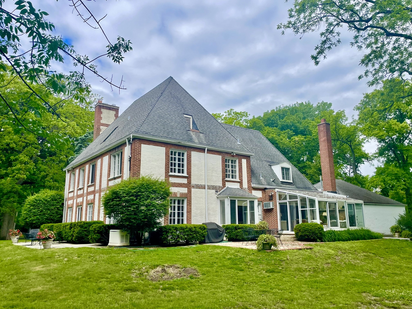 220 Shadowood Lane