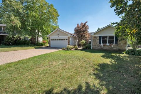 Tiny photo for 721 Brentwood Court, Algonquin, IL 60102 (MLS # 12522994)