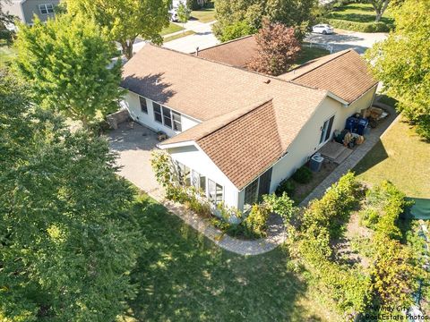 Tiny photo for 721 Brentwood Court, Algonquin, IL 60102 (MLS # 12522994)