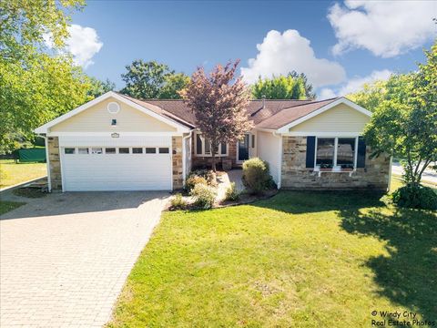 Photo of 721 Brentwood Court, Algonquin, IL 60102 (MLS # 12522994)