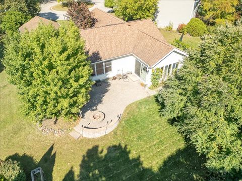 Tiny photo for 721 Brentwood Court, Algonquin, IL 60102 (MLS # 12522994)