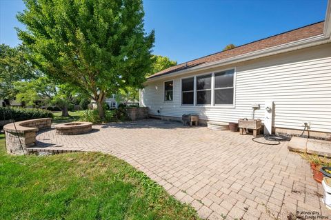 Tiny photo for 721 Brentwood Court, Algonquin, IL 60102 (MLS # 12522994)