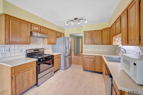 Tiny photo for 721 Brentwood Court, Algonquin, IL 60102 (MLS # 12522994)